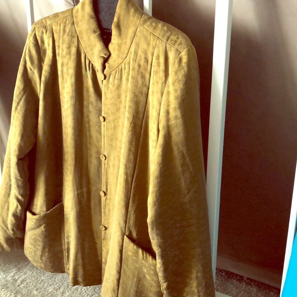 Silk Chinese jacket in gold